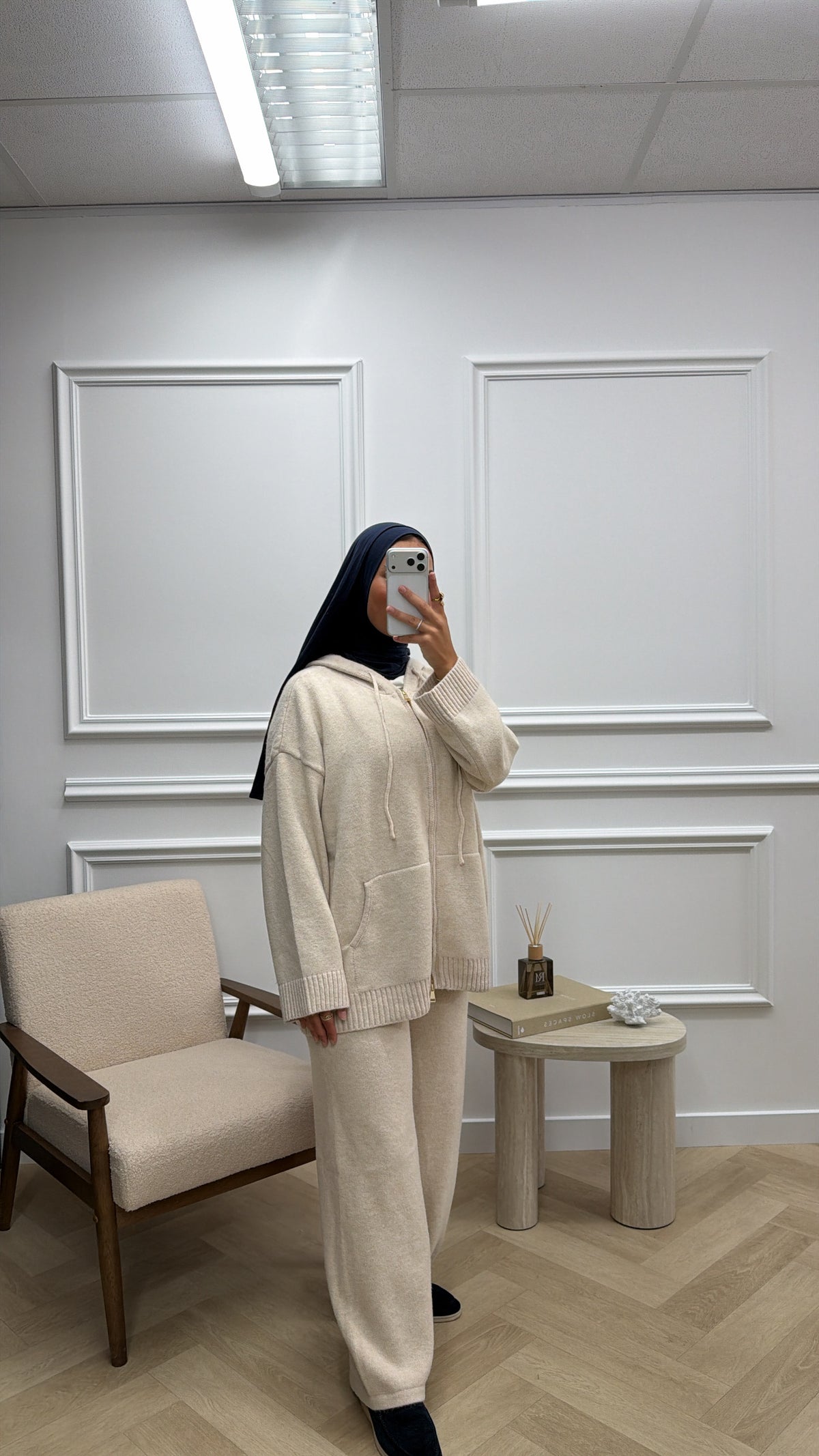 WOLLEN TWINSET MET CAPUCHON CREME