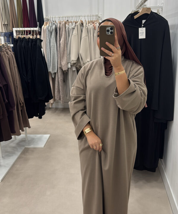 JERSEY DRESS MET KRAAG TAUPE