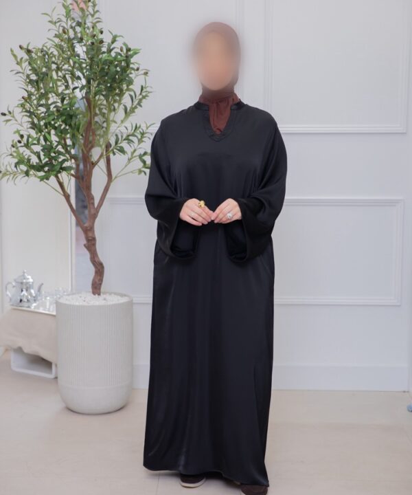 Alternative view of SATIN DRESS MET HOGE KRAAG