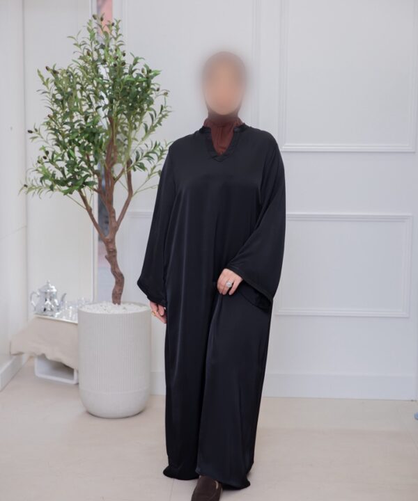 SATIN DRESS MET HOGE KRAAG