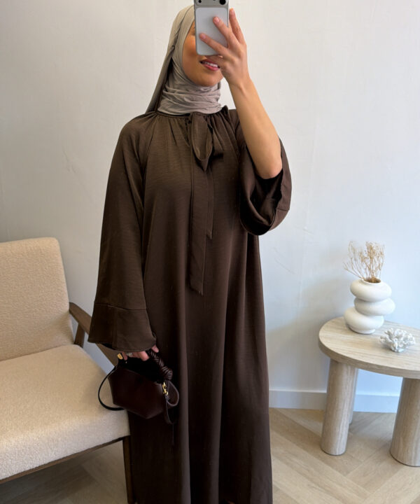 MAXI DRESS MET WIJDE MOUWEN BRUIN