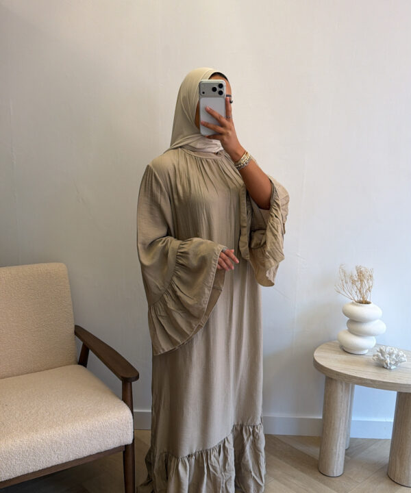 MAXI DRESS MET WIJDE MOUW TAUPE